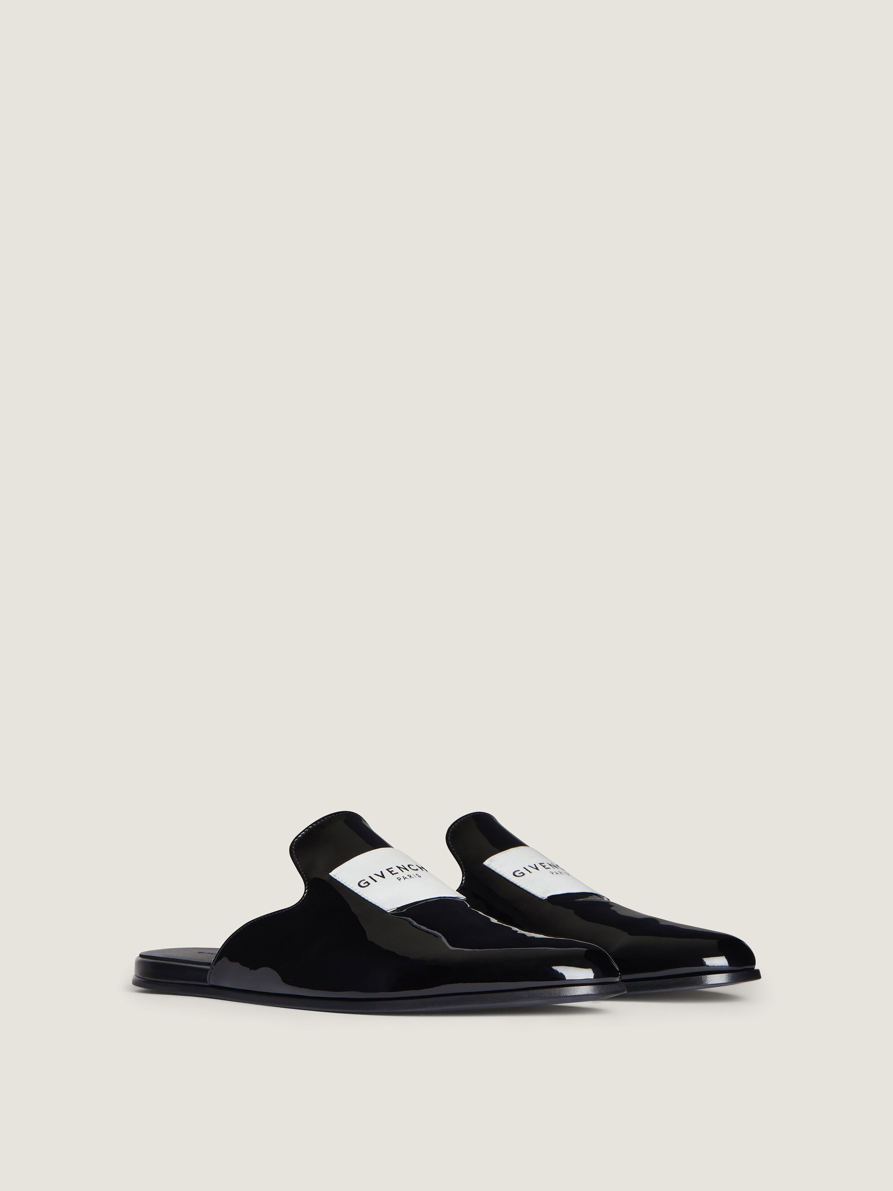 Label flat mules in patent leather